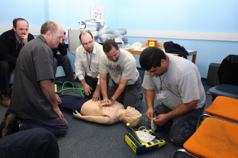 עובדי האחזקה ברמב"ם מתרגלים מיומנויות החייאה(צילום: פיוטר פליטר)